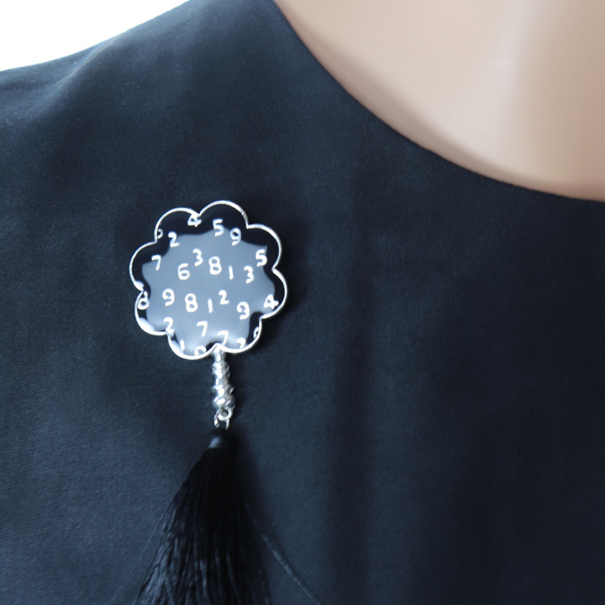 Vintage Fashion Kyoto - 日本の京都から来た要素を組み込んだデジタルエナメルドロップグレーズタッセルブローチの小さな贈り物