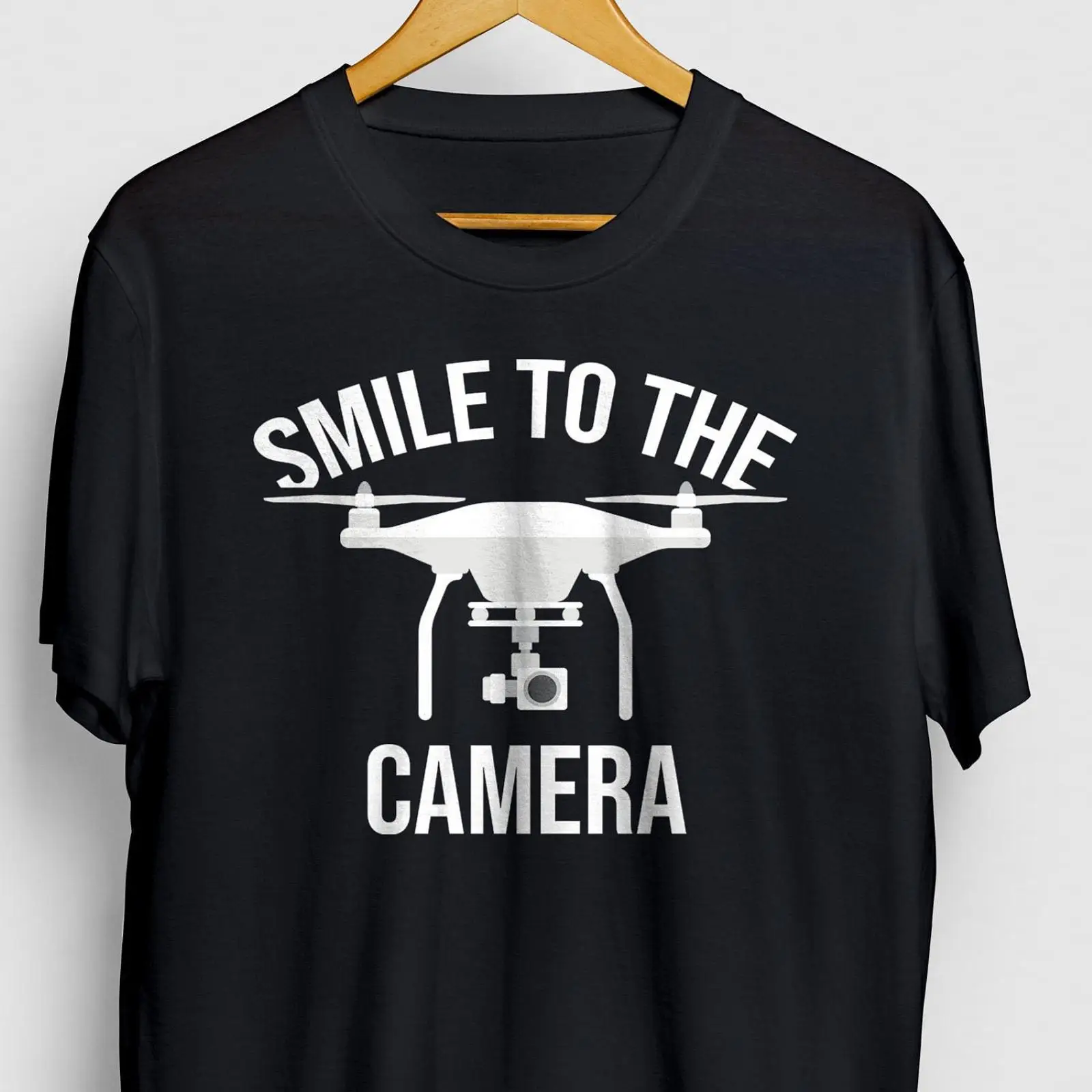 Vintage Fashion Photography - カメラに微笑みかけるドローンパイロットTシャツ航空写真クアッドコプターカジュアルヴィンテージウォッシュドファッションデザイナー服