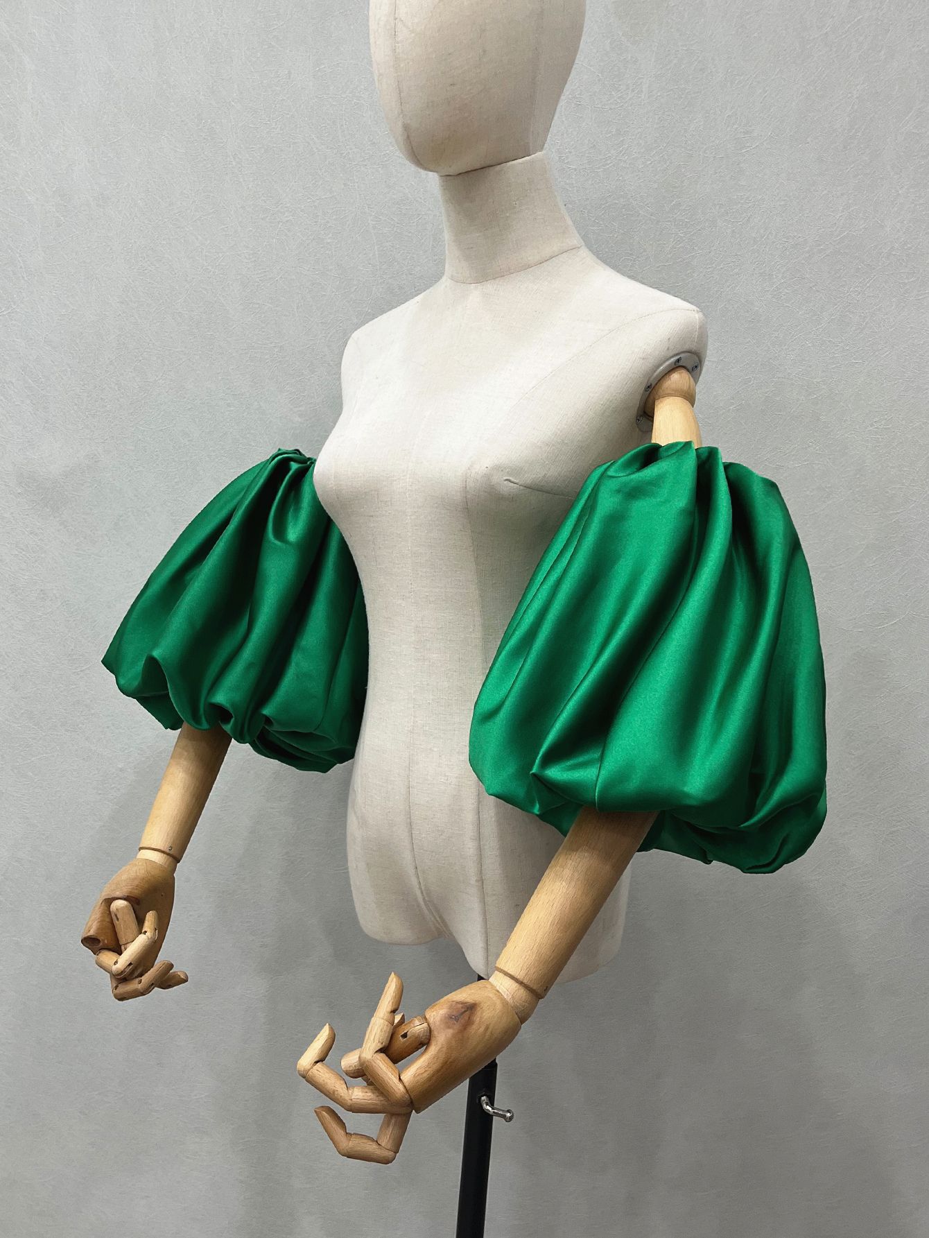 女性のエレガントなデザイナーパフサテンアームスリーブ女性ヴィ - Vintage Fashion Photography のレビューと価格