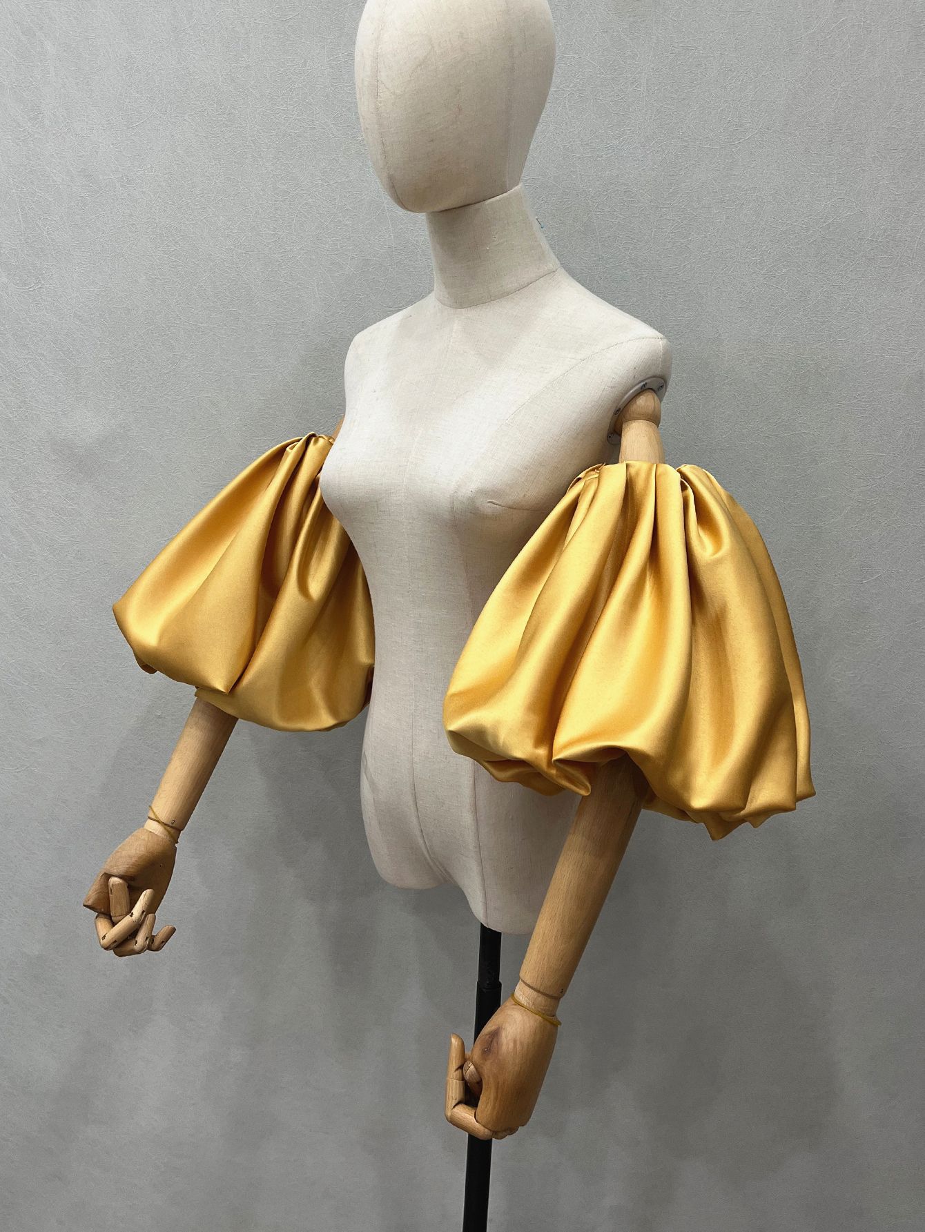 女性のエレガントなデザイナーパフサテンアームスリーブ女性ヴィ - Vintage Fashion Photography のレビューと価格