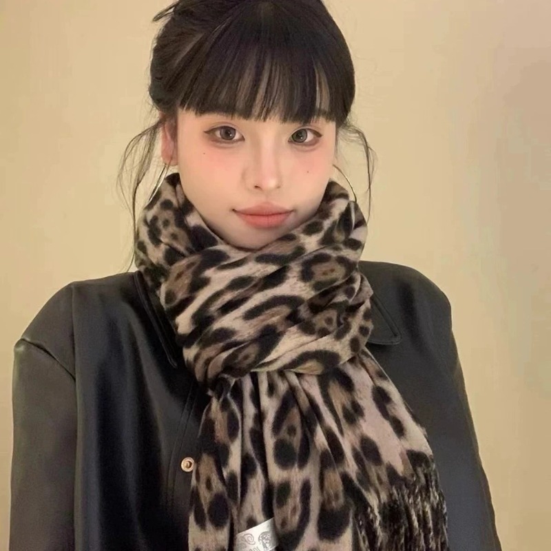 2025年ニューレトロシルクレオパード柄スカーフ軽量ソフト暖 - Vintage Fashion Ai のレビューと価格