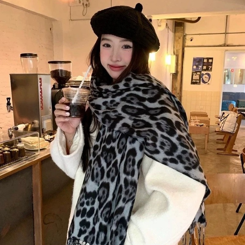 2025年ニューレトロシルクレオパード柄スカーフ軽量ソフト暖 - Vintage Fashion Ai のレビューと価格