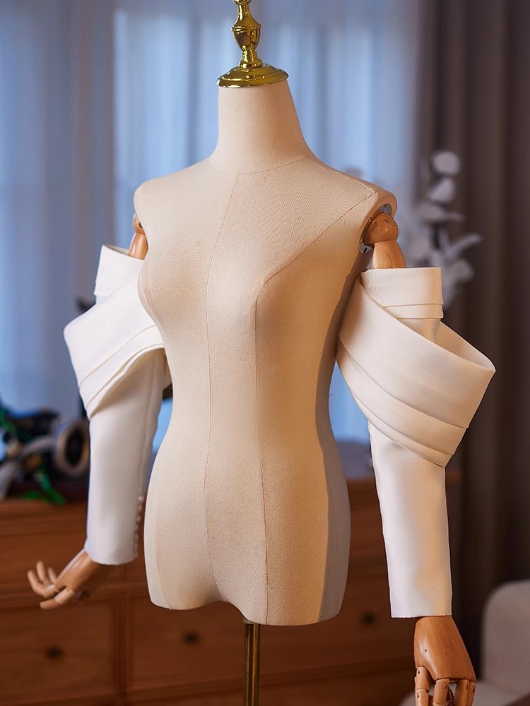 女性のエレガントなデザイナーホワイトサテンアームスリーブ女性 - Vintage Fashion Photography のレビューと価格
