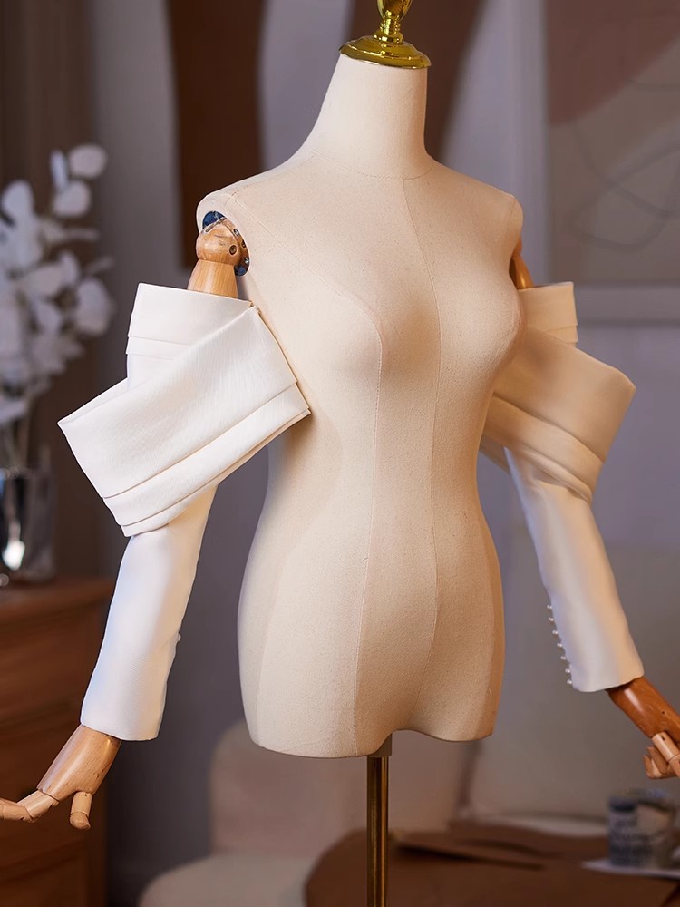 女性のエレガントなデザイナーホワイトサテンアームスリーブ女性 - Vintage Fashion Photography のレビューと価格